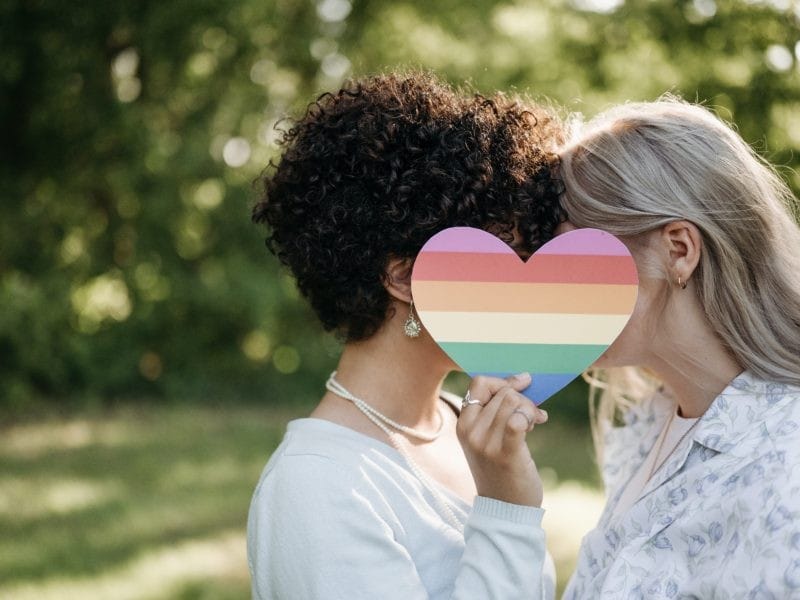 Mujeres con corazón de arcoíris Derechos LGBT